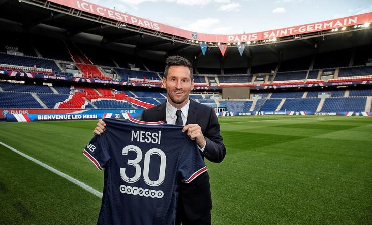  巴黎圣日耳曼主场大胜里昂，登顶积分榜首  