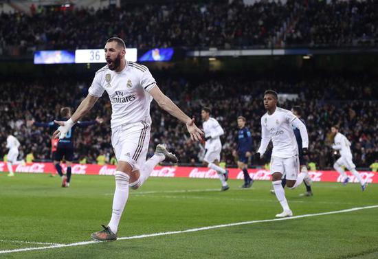 拜仁队长破纪录达成三百场里程碑，  